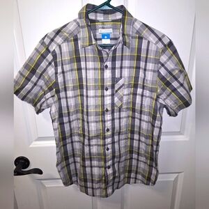 Columbia omni-wick men's short sleeve button-down shirt in a size small.